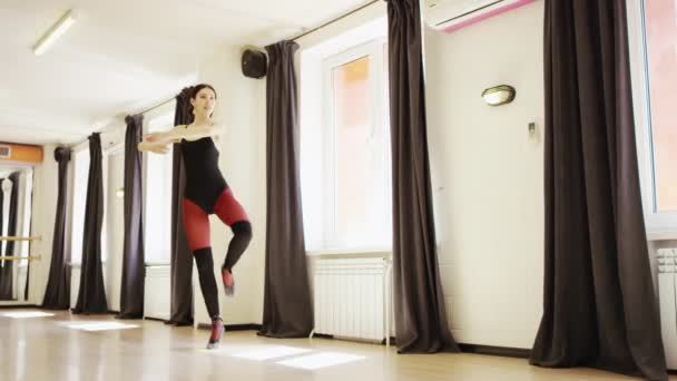 Hermosa chica usando ballet leotardo — Vídeos de Stock