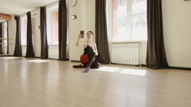 güzel kız selfie cep telefonu ile yapma