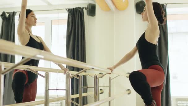 Schöne Mädchen Praxis Stretching — Stockvideo