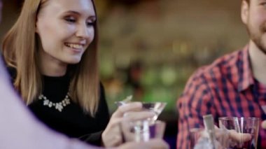 Genç arkadaşlar tungur gözlük bardaki şirketidir