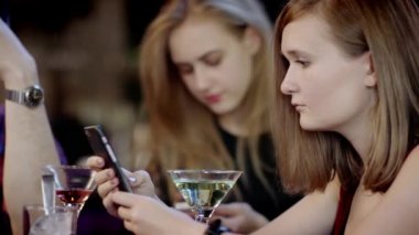 şirket gençlerin cep telefonlarını bardaki bakıyor