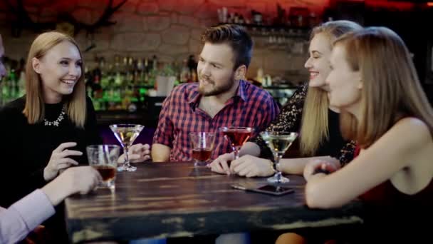 Verlegen meisje vertelt iets grappig in de bar — Stockvideo