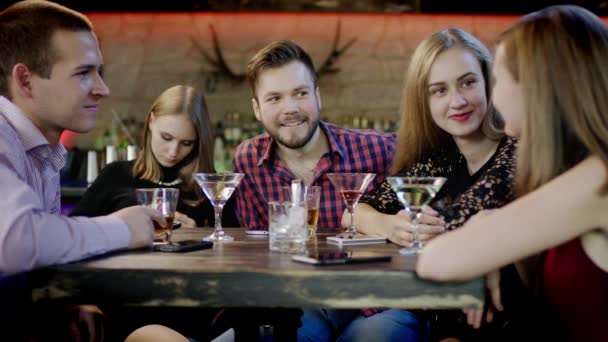 Jovem chato no bar — Vídeo de Stock