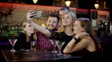 şirket gençlerin selfie barda alıyor