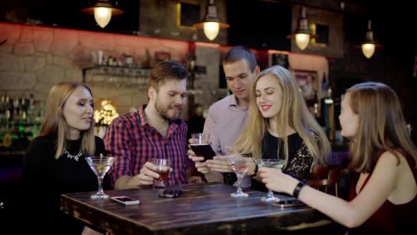 Компания молодых людей делает селфи в баре — стоковое видео