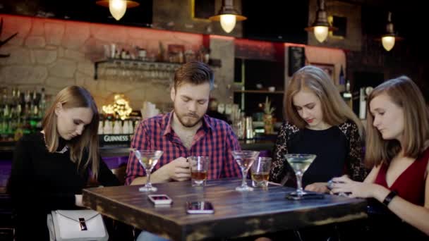 Pelanggan laki-laki membayar dengan kartu kredit di pub — Stok Video