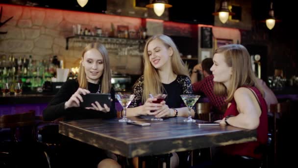 Compagnia di giovani sta prendendo selfie e occhiali tintinnanti nel bar — Video Stock