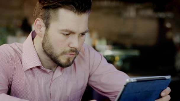 Jonge zakenmannen werkt in een bar — Stockvideo