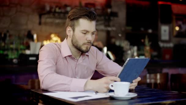 Unga företag män arbetar i en bar — Stockvideo