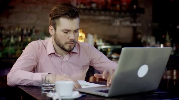 Giovani uomini d'affari sta lavorando in un bar — Video Stock