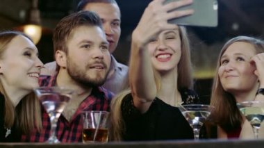 şirket gençlerin selfie barda alıyor
