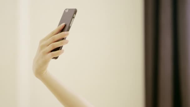 美しい少女の携帯電話で selfie を作る — ストック動画