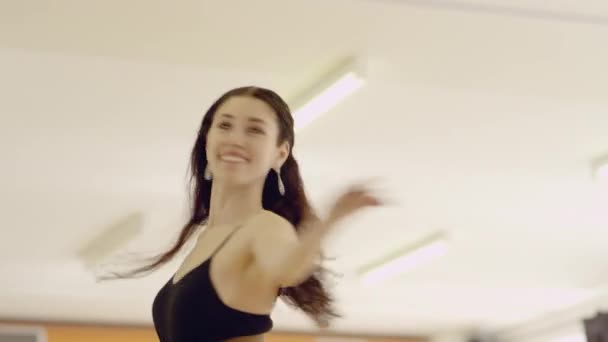 Lány ruha, fűző viselése tánc — Stock videók