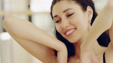 korse ile dans kostüm giyen güzel kız