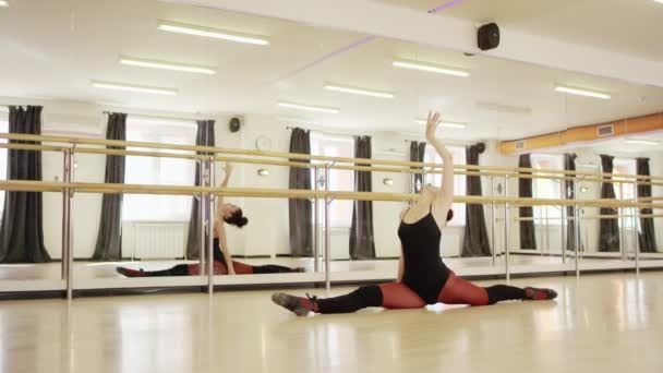 Hermosa chica usando ballet leotardo — Vídeo de stock