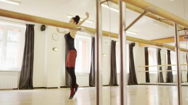 Hermosa chica usando ballet leotardo — Vídeos de Stock