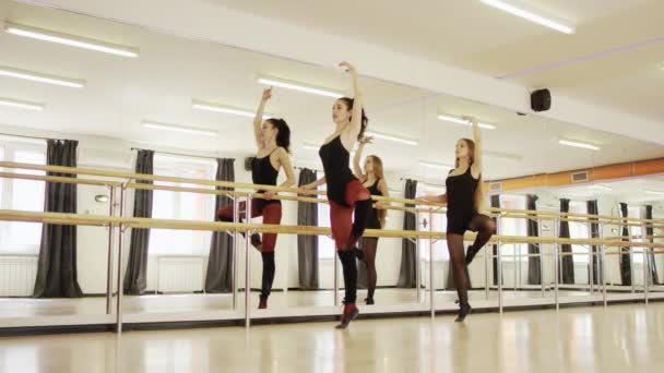 Dos chicas están bailando — Vídeos de Stock