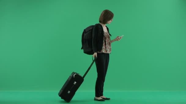 Kvinnlig turist prata i telefon — Stockvideo