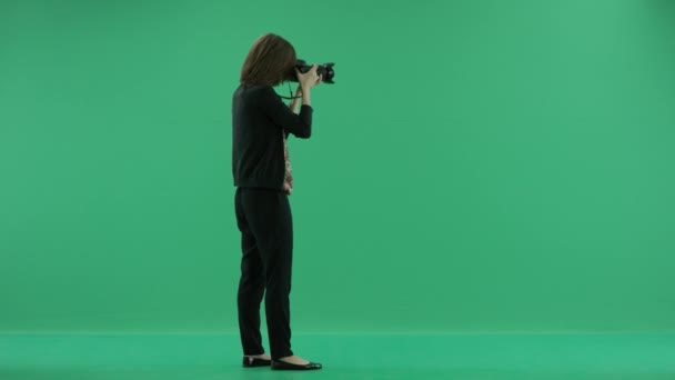 Una fotografa donna che organizza persone per foto — Video Stock