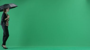 kadın kesiminden şemsiyesi altında