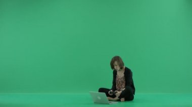 joystick ile video oyununda oynayan kadın