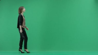 kadın şemsiye açar