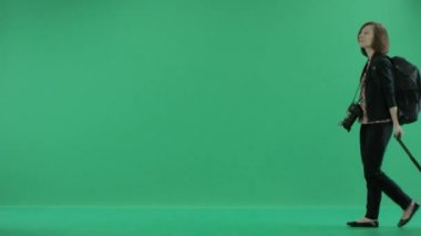 kamera ile kadın turist etrafa yürür