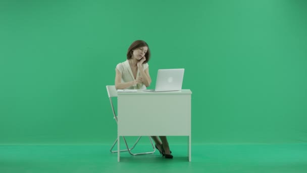Affärskvinna är mycket upptagen — Stockvideo