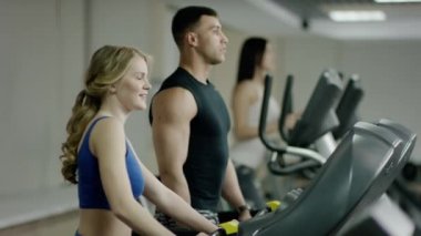 Koşu bandı üzerinde yürüyen güzel kadın