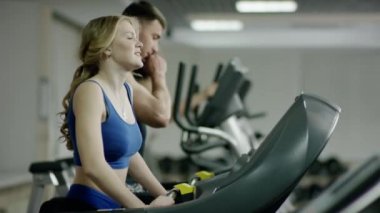 Koşu bandında yürüyüş çok gülümseyen sarışın kadın