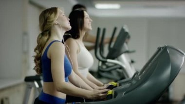 kadın koşu bandında yürüyüş kulaklık