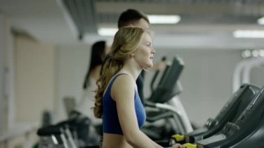 Koşu bandı üzerinde yürüyen güzel kadın