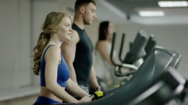 Seksi genç kadın koşu bandında yürüyüş