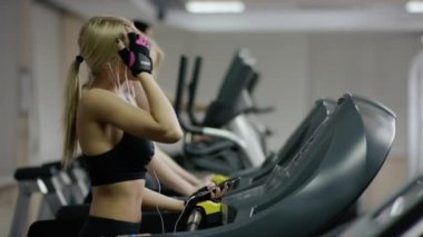 beyaz kulaklık ile ayak üzerinde yürüyen genç kadın