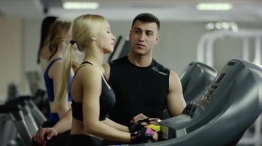 bir koç için koşu bandı üzerinde yürüyen kadın çak bir beşlik ver