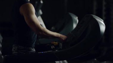 bir koşu bandı üzerinde yürüyen adam