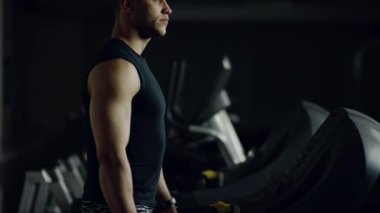 bir koşu bandı üzerinde yürüyen adam