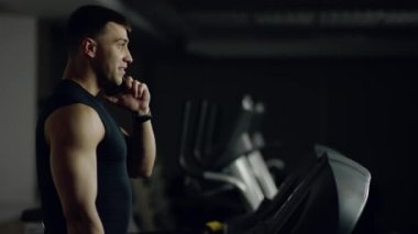 Evet ayak üzerinde yürüyen adam