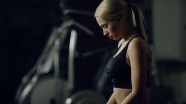 dambıl ile oturan genç kadın