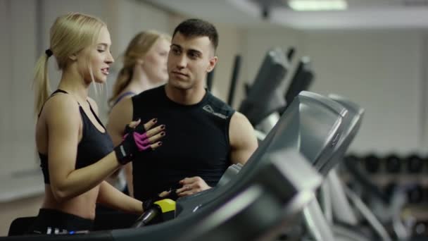 Jovem mulher consulta com treinador em forma — Vídeo de Stock