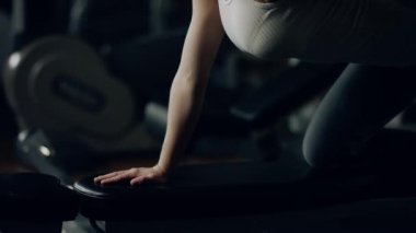Halter salonunda ile egzersizleri yapıyor kadın