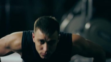 bir spor salonunda egzersiz yukarı itin şeyleri yaparak.