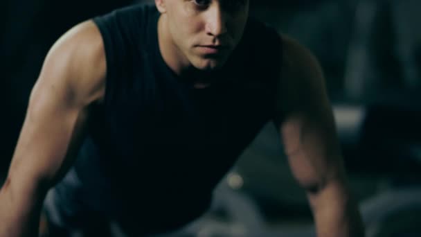 做俯卧撑锻炼在健身房里的男人. — 图库视频影像