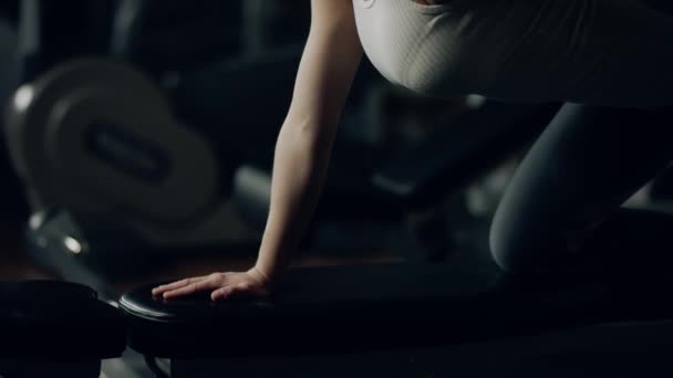 Vrouw doen oefeningen met dumbbell in de sportschool — Stockvideo