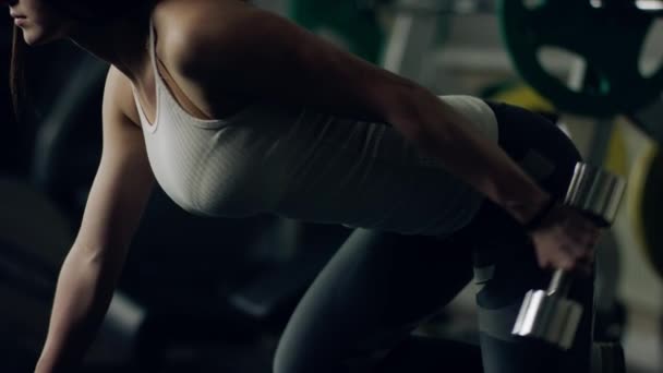 Femme faisant des exercices avec haltère dans la salle de gym — Video