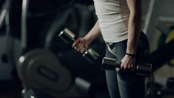 Genç kadının dumbbells ile bir fitness egzersiz yapması — Stok video