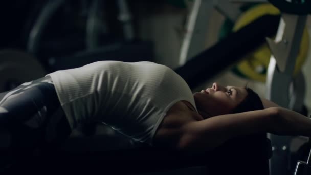 女人在健身房的长凳上锻炼哑铃套衫. — 图库视频影像