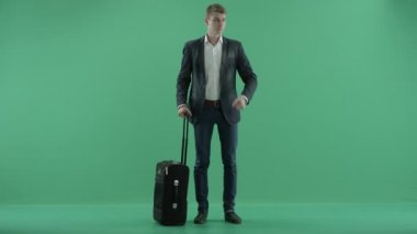 Elinde bavul olan adam.