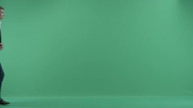 Elinde bavul olan adam.