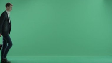 adam bir bavul ve şemsiye